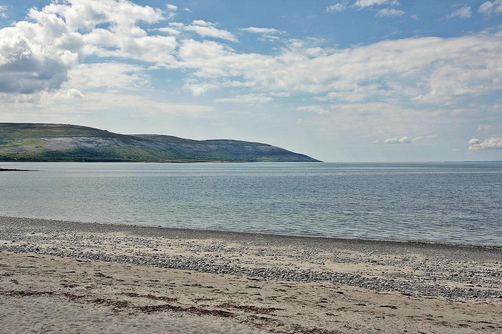 Burren Atlantic Hotel & Holiday Cottages 발리바우한 외부 사진